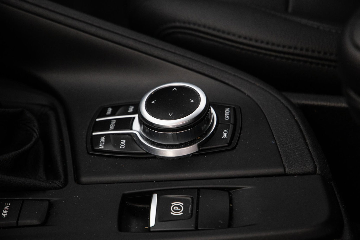 BMW X1 xDrive25e Executive X CAMERA / CARPLAY / HEAD UP DISPLAY / LEDER / LED / CRUISE CONTROLE / STOELVERWARMING