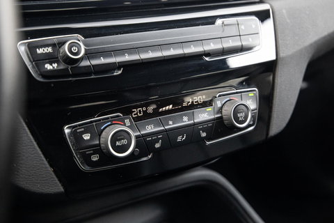 BMW X1 xDrive25e Executive X CAMERA / CARPLAY / HEAD UP DISPLAY / LEDER / LED / CRUISE CONTROLE / STOELVERWARMING