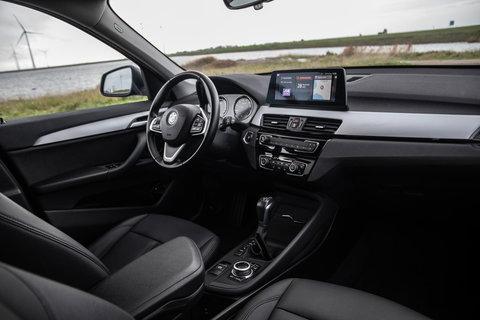 BMW X1 xDrive25e Executive X CAMERA / CARPLAY / HEAD UP DISPLAY / LEDER / LED / CRUISE CONTROLE / STOELVERWARMING
