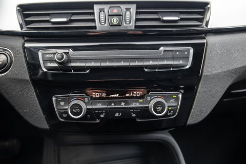 BMW X1 xDrive25e Executive X CAMERA / CARPLAY / HEAD UP DISPLAY / LEDER / LED / CRUISE CONTROLE / STOELVERWARMING