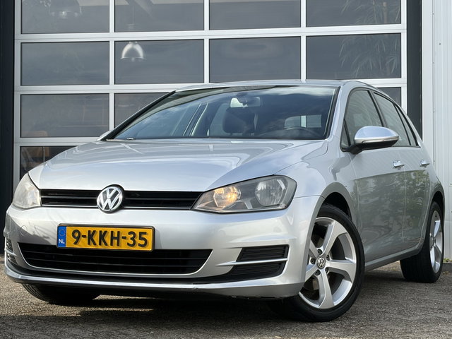 Volkswagen Golf - 1.2 TSI Trendline 105pk | Nieuwe apk | Audio-navigatie full map | Bluetooth | Electronic climate control | Isofix bevestiging voor kinderzitjes | Lichtmetalen velgen 17 inch | Rijdt perfect!