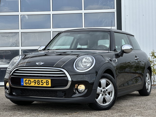 MINI Cooper - Mini 1.5 Business 136PK | Airco | Bluetooth | Cruise Control | Elektrische ramen voor | Navigatiesysteem | Stuur multifunctioneel | Zeer nette auto!