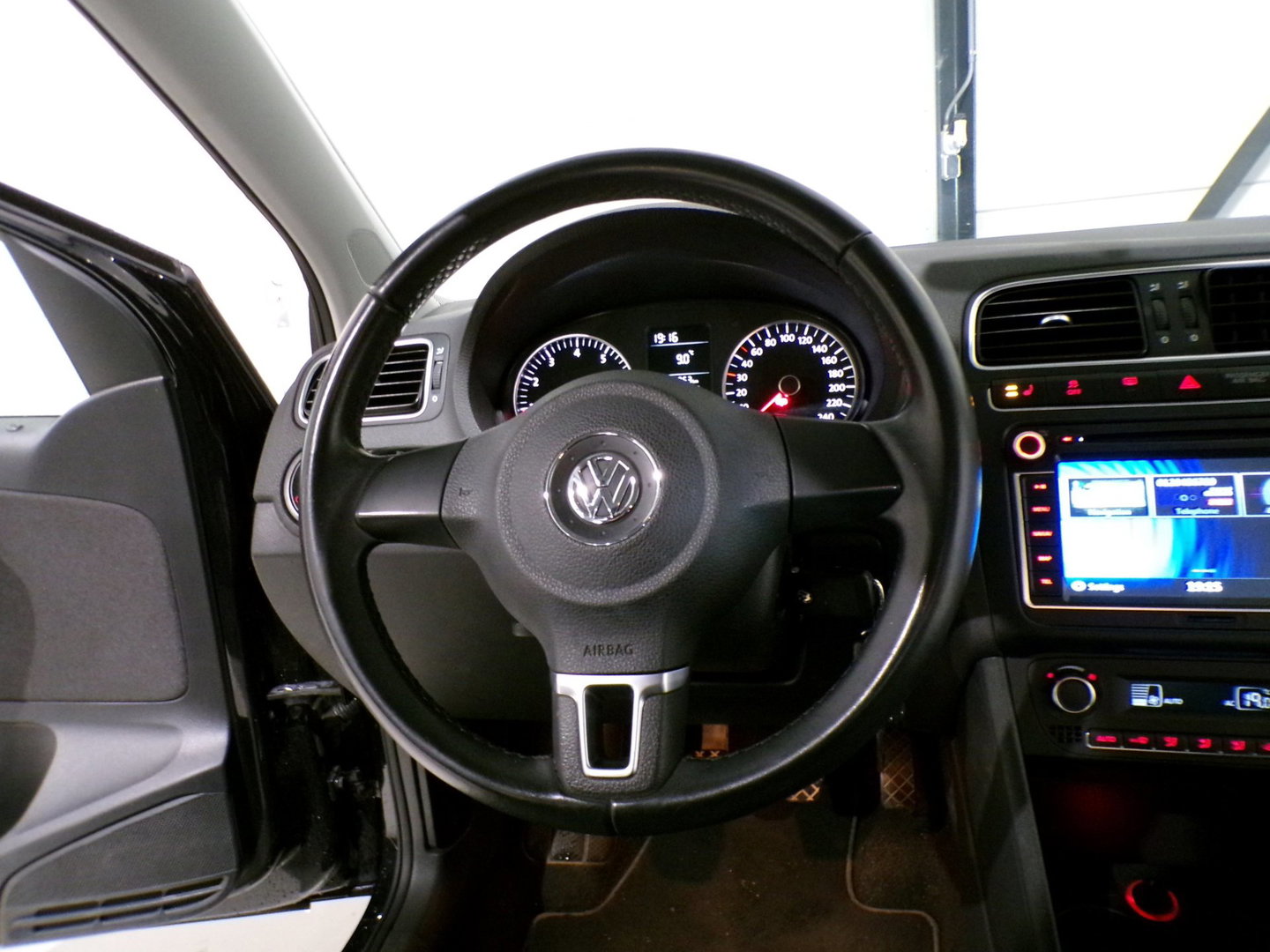 Volkswagen Polo 1.2 Comfortline Stoelverwarming Parkeersensoren Climatronic Navigatie Bluetooth Lichtmetalen-velgen Garantie