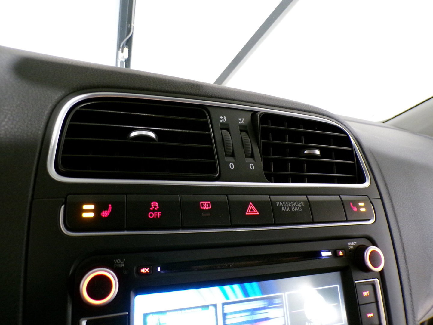 Volkswagen Polo 1.2 Comfortline Stoelverwarming Parkeersensoren Climatronic Navigatie Bluetooth Lichtmetalen-velgen Garantie