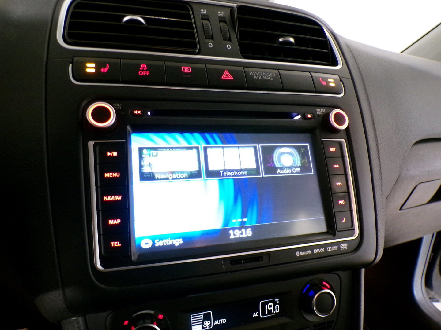 Volkswagen Polo 1.2 Comfortline Stoelverwarming Parkeersensoren Climatronic Navigatie Bluetooth Lichtmetalen-velgen Garantie