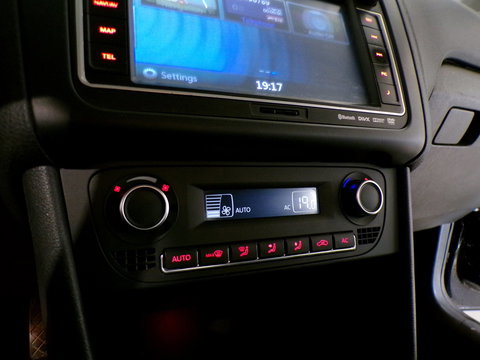 Volkswagen Polo 1.2 Comfortline Stoelverwarming Parkeersensoren Climatronic Navigatie Bluetooth Lichtmetalen-velgen Garantie
