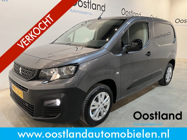 Peugeot Partner - e-Partner Premium 50 kWh / Euro 6 / Airco / Cruise Control / CarPlay / Navigatie / PDC / Trekhaak / 3-Zits / 50.000 KM !!