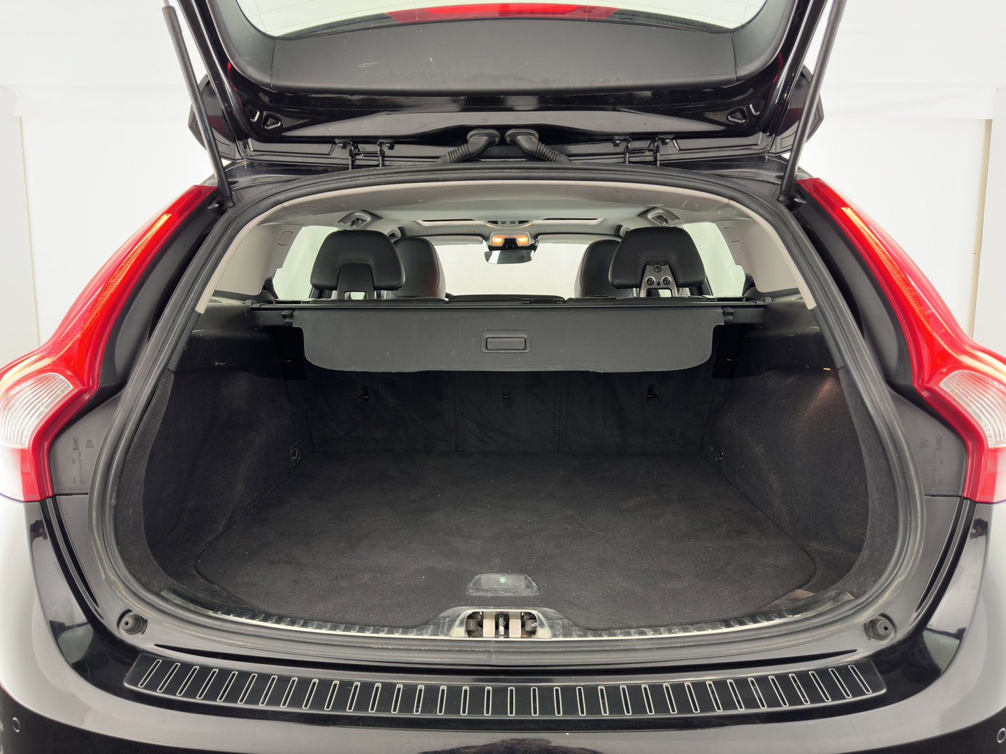 Volvo V60 2.0 D4 Polar+ Aut. *PANO | ADAPTIVE-CRUISE | LEATHER | XENON | BLINDSPOT | MEMORY-PACK | HEATED-COMFORTSEATS | NAVI-FULLMAP | CAMERA | 18''ALU | TOWBAR*