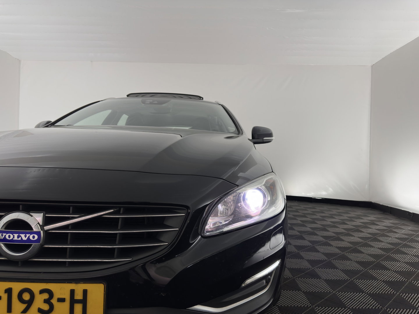 Volvo V60 2.0 D4 Polar+ Aut. *PANO | ADAPTIVE-CRUISE | LEATHER | XENON | BLINDSPOT | MEMORY-PACK | HEATED-COMFORTSEATS | NAVI-FULLMAP | CAMERA | 18''ALU | TOWBAR*