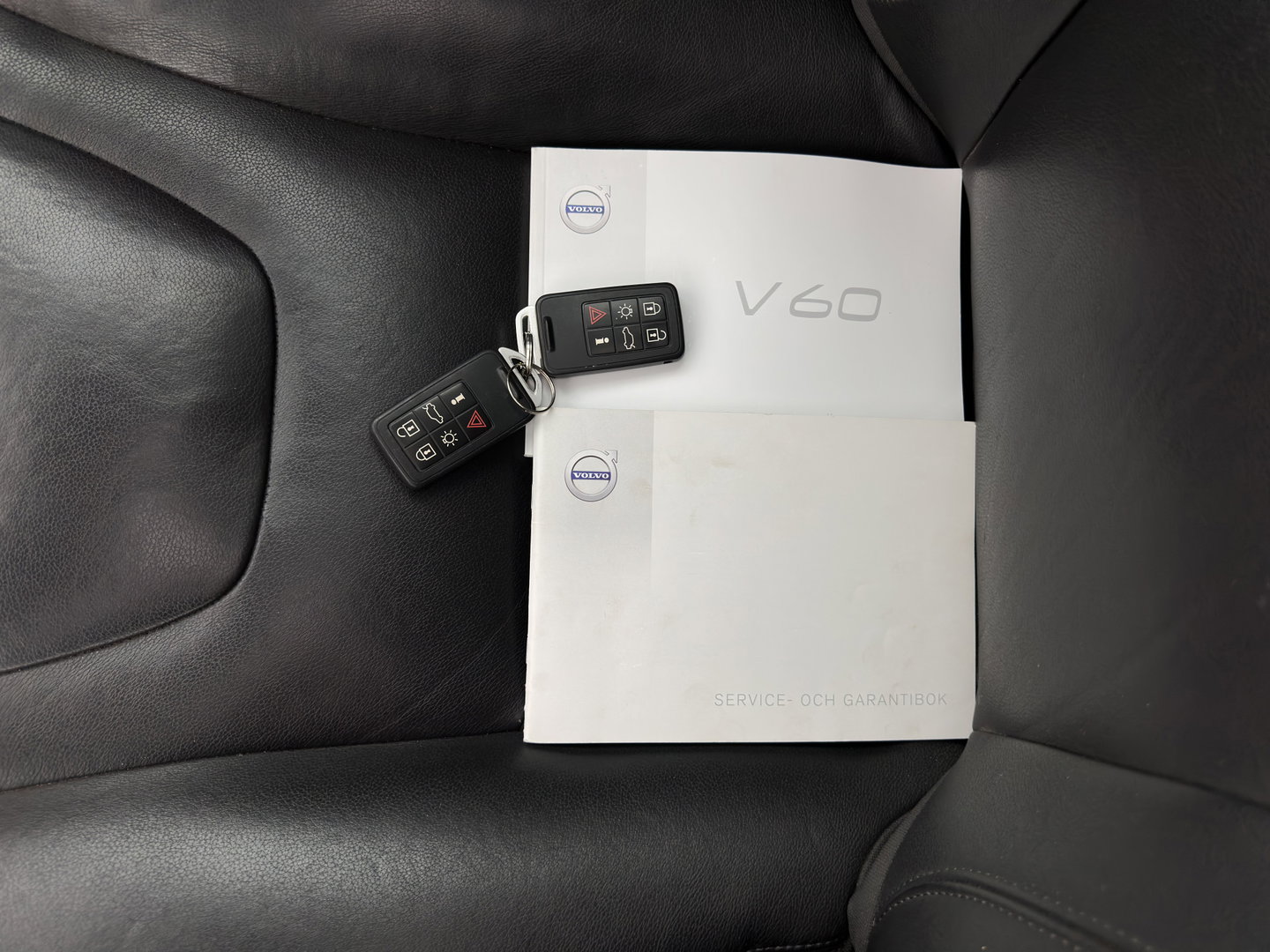 Volvo V60 2.0 D4 Polar+ Aut. *PANO | ADAPTIVE-CRUISE | LEATHER | XENON | BLINDSPOT | MEMORY-PACK | HEATED-COMFORTSEATS | NAVI-FULLMAP | CAMERA | 18''ALU | TOWBAR*