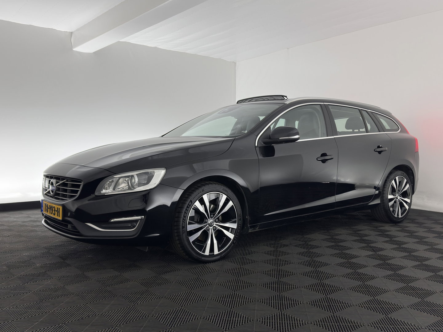 Volvo V60 2.0 D4 Polar+ Aut. *PANO | ADAPTIVE-CRUISE | LEATHER | XENON | BLINDSPOT | MEMORY-PACK | HEATED-COMFORTSEATS | NAVI-FULLMAP | CAMERA | 18''ALU | TOWBAR*