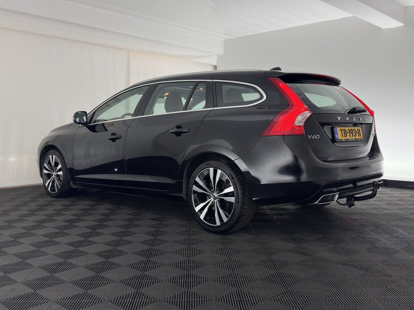 Volvo V60 2.0 D4 Polar+ Aut. *PANO | ADAPTIVE-CRUISE | LEATHER | XENON | BLINDSPOT | MEMORY-PACK | HEATED-COMFORTSEATS | NAVI-FULLMAP | CAMERA | 18''ALU | TOWBAR*