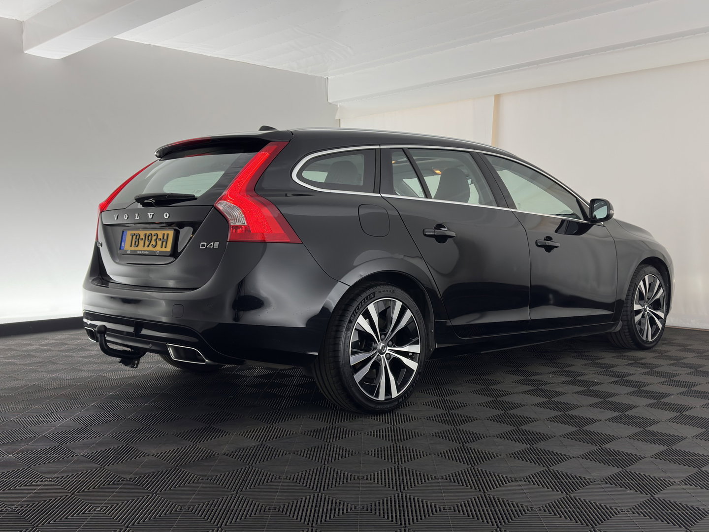 Volvo V60 2.0 D4 Polar+ Aut. *PANO | ADAPTIVE-CRUISE | LEATHER | XENON | BLINDSPOT | MEMORY-PACK | HEATED-COMFORTSEATS | NAVI-FULLMAP | CAMERA | 18''ALU | TOWBAR*