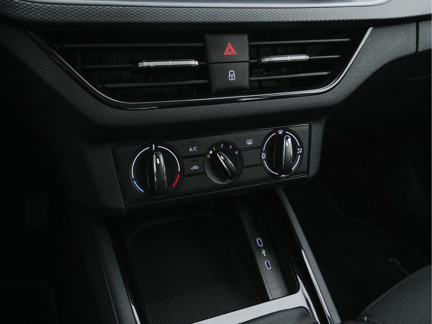 Škoda Kamiq 1.0 TSI Ambition (INCL.BTW) *FULL-LED | COMFORT-SEATS | AIRCO | CRUISE | DAB | 16''ALU | TOWBAR*
