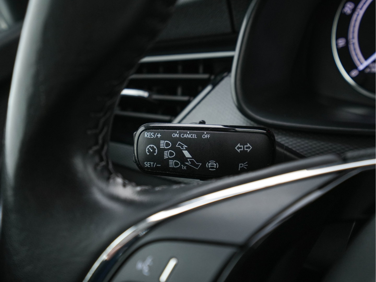 Škoda Kamiq 1.0 TSI Ambition (INCL.BTW) *FULL-LED | COMFORT-SEATS | AIRCO | CRUISE | DAB | 16''ALU | TOWBAR*