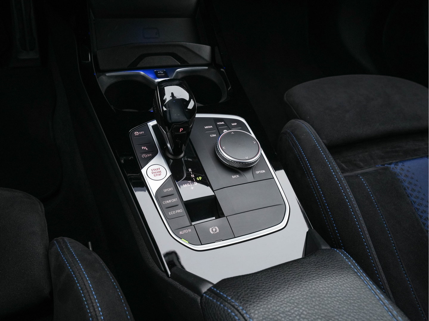 BMW 1-serie 118i Executive Edition M-Sportpack (INCL.BTW) *SPORT-SEATS | FULL-LED | DIGI-COCKPIT | HIFI-SOUND | CAMERA | NAVI-FULLMAP | AMBIENT-LIGHT | PRIVACY-GLASS | ECC | PDC | CRUISE | 18''ALU*