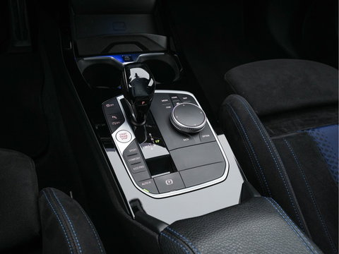 BMW 1-serie 118i Executive Edition M-Sportpack (INCL.BTW) *SPORT-SEATS | FULL-LED | DIGI-COCKPIT | HIFI-SOUND | CAMERA | NAVI-FULLMAP | AMBIENT-LIGHT | PRIVACY-GLASS | ECC | PDC | CRUISE | 18''ALU*
