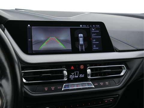 BMW 1-serie 118i Executive Edition M-Sportpack (INCL.BTW) *SPORT-SEATS | FULL-LED | DIGI-COCKPIT | HIFI-SOUND | CAMERA | NAVI-FULLMAP | AMBIENT-LIGHT | PRIVACY-GLASS | ECC | PDC | CRUISE | 18''ALU*