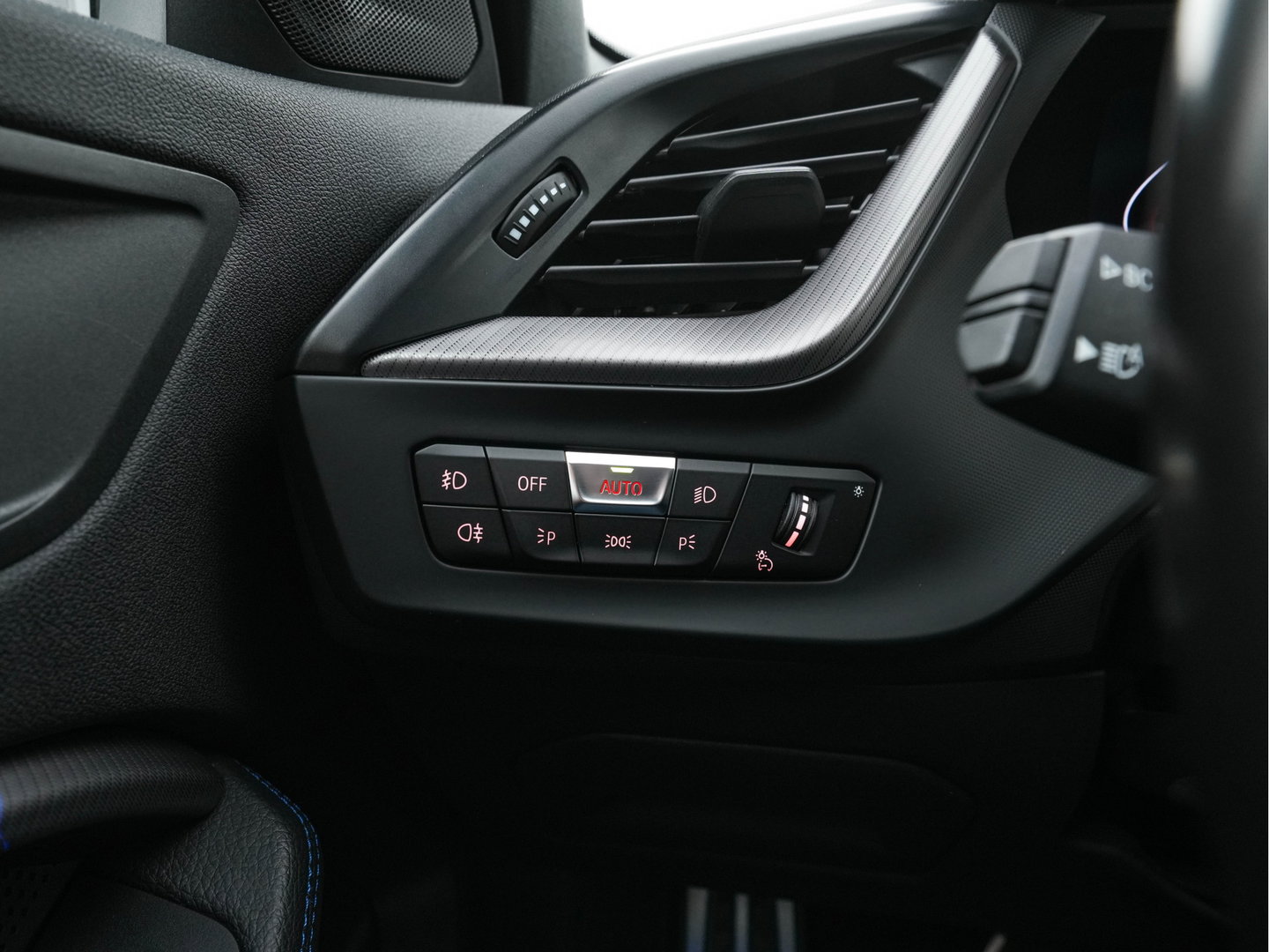 BMW 1-serie 118i Executive Edition M-Sportpack (INCL.BTW) *SPORT-SEATS | FULL-LED | DIGI-COCKPIT | HIFI-SOUND | CAMERA | NAVI-FULLMAP | AMBIENT-LIGHT | PRIVACY-GLASS | ECC | PDC | CRUISE | 18''ALU*