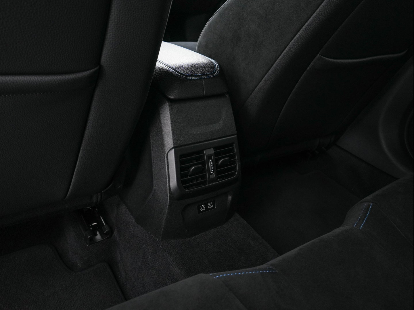 BMW 1-serie 118i Executive Edition M-Sportpack (INCL.BTW) *SPORT-SEATS | FULL-LED | DIGI-COCKPIT | HIFI-SOUND | CAMERA | NAVI-FULLMAP | AMBIENT-LIGHT | PRIVACY-GLASS | ECC | PDC | CRUISE | 18''ALU*