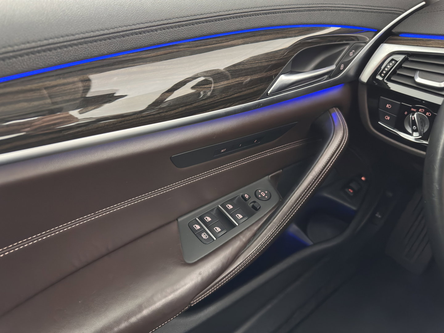 BMW 5 Serie 530e iPerformance eDrive Edition (INCL.BTW) Aut. *HEAD-UP | LUXURY-LEATHER | FULL-LED | SOFT-CLOSE | TOP-VIEW | MEMORY-PACK | DIGI-COCKPIT | NAVI-FULLMAP | HEATED-COMFORTSEATS | PRIVACY-GLASS | ECC | PDC | 18''ALU*