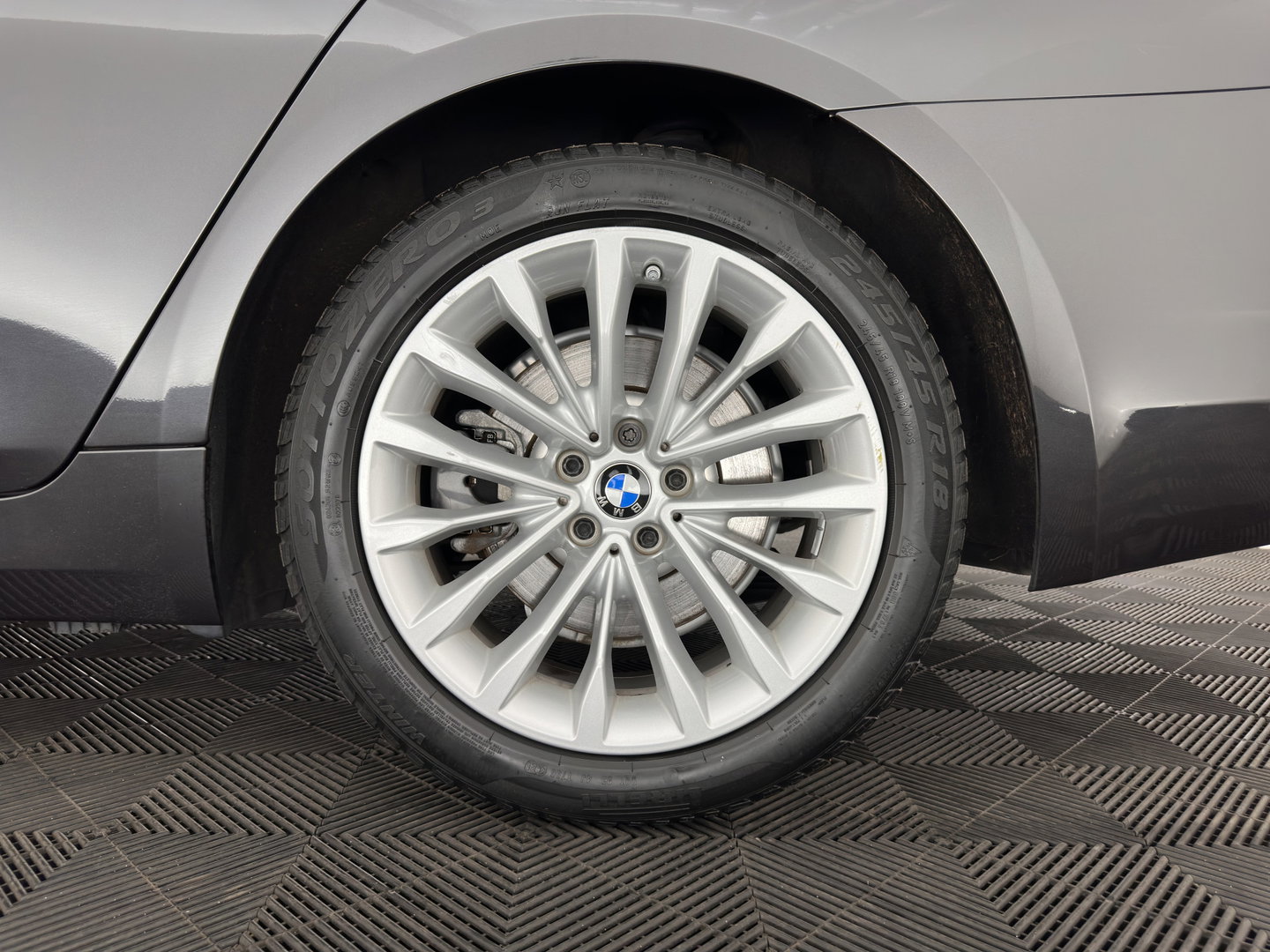 BMW 5 Serie 530e iPerformance eDrive Edition (INCL.BTW) Aut. *HEAD-UP | LUXURY-LEATHER | FULL-LED | SOFT-CLOSE | TOP-VIEW | MEMORY-PACK | DIGI-COCKPIT | NAVI-FULLMAP | HEATED-COMFORTSEATS | PRIVACY-GLASS | ECC | PDC | 18''ALU*