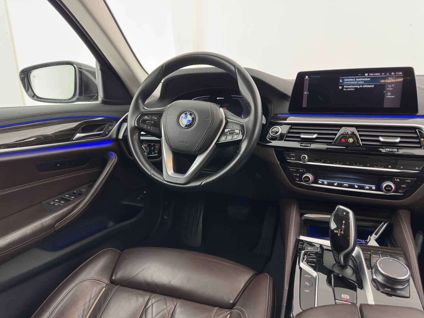 BMW 5 Serie 530e iPerformance eDrive Edition (INCL.BTW) Aut. *HEAD-UP | LUXURY-LEATHER | FULL-LED | SOFT-CLOSE | TOP-VIEW | MEMORY-PACK | DIGI-COCKPIT | NAVI-FULLMAP | HEATED-COMFORTSEATS | PRIVACY-GLASS | ECC | PDC | 18''ALU*