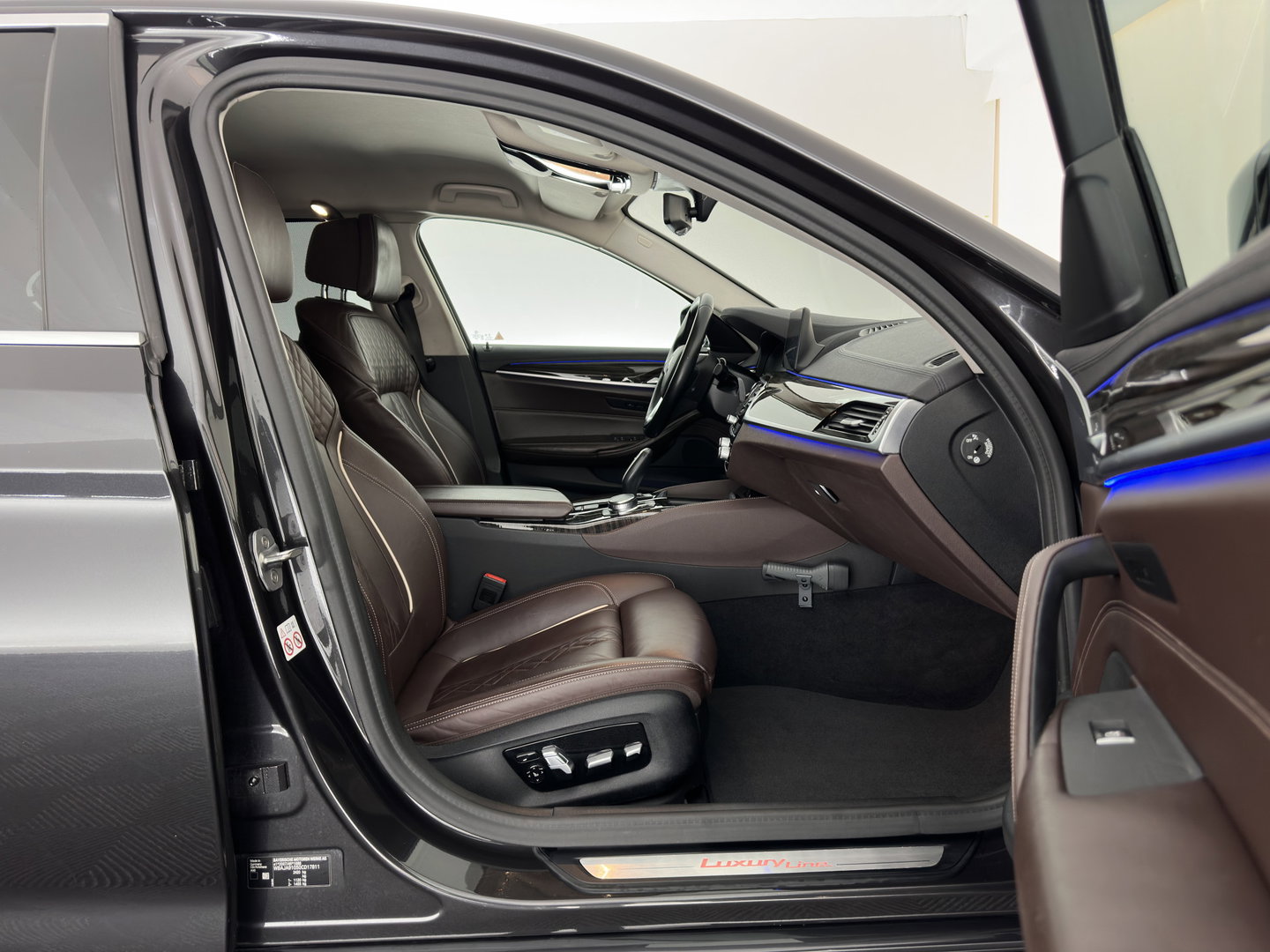 BMW 5 Serie 530e iPerformance eDrive Edition (INCL.BTW) Aut. *HEAD-UP | LUXURY-LEATHER | FULL-LED | SOFT-CLOSE | TOP-VIEW | MEMORY-PACK | DIGI-COCKPIT | NAVI-FULLMAP | HEATED-COMFORTSEATS | PRIVACY-GLASS | ECC | PDC | 18''ALU*