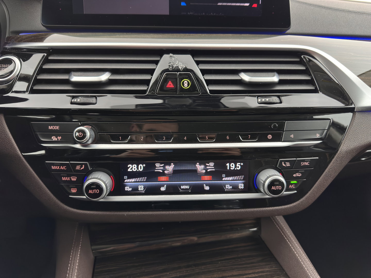 BMW 5 Serie 530e iPerformance eDrive Edition (INCL.BTW) Aut. *HEAD-UP | LUXURY-LEATHER | FULL-LED | SOFT-CLOSE | TOP-VIEW | MEMORY-PACK | DIGI-COCKPIT | NAVI-FULLMAP | HEATED-COMFORTSEATS | PRIVACY-GLASS | ECC | PDC | 18''ALU*