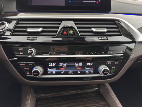BMW 5 Serie 530e iPerformance eDrive Edition (INCL.BTW) Aut. *HEAD-UP | LUXURY-LEATHER | FULL-LED | SOFT-CLOSE | TOP-VIEW | MEMORY-PACK | DIGI-COCKPIT | NAVI-FULLMAP | HEATED-COMFORTSEATS | PRIVACY-GLASS | ECC | PDC | 18''ALU*