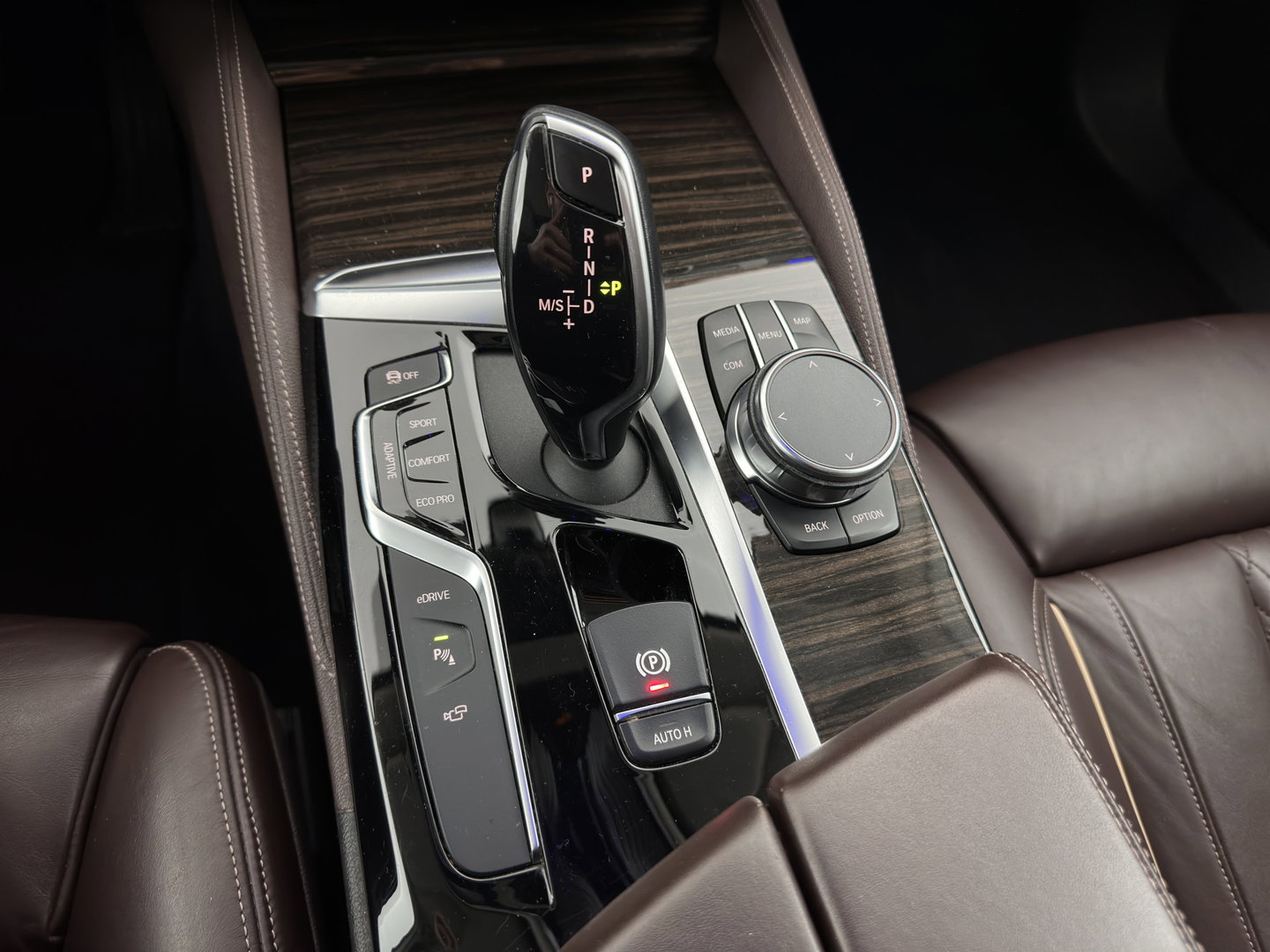 BMW 5 Serie 530e iPerformance eDrive Edition (INCL.BTW) Aut. *HEAD-UP | LUXURY-LEATHER | FULL-LED | SOFT-CLOSE | TOP-VIEW | MEMORY-PACK | DIGI-COCKPIT | NAVI-FULLMAP | HEATED-COMFORTSEATS | PRIVACY-GLASS | ECC | PDC | 18''ALU*