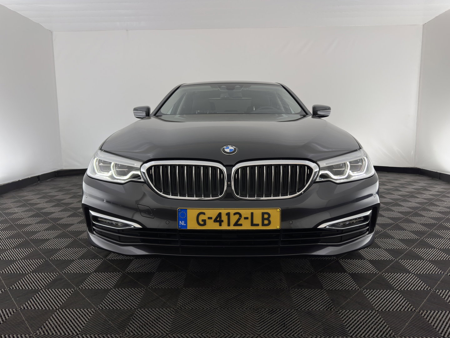 BMW 5 Serie 530e iPerformance eDrive Edition (INCL.BTW) Aut. *HEAD-UP | LUXURY-LEATHER | FULL-LED | SOFT-CLOSE | TOP-VIEW | MEMORY-PACK | DIGI-COCKPIT | NAVI-FULLMAP | HEATED-COMFORTSEATS | PRIVACY-GLASS | ECC | PDC | 18''ALU*