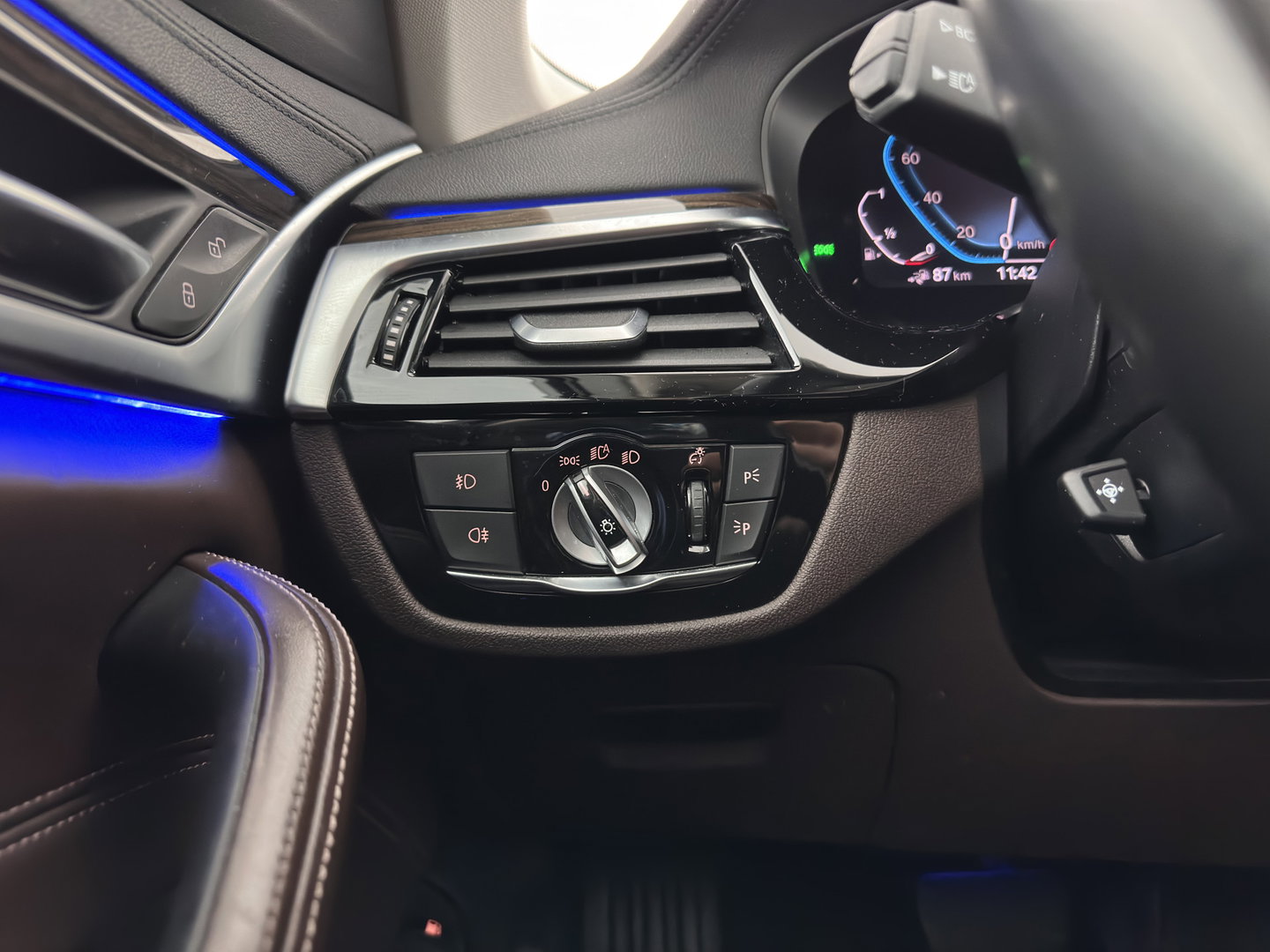BMW 5 Serie 530e iPerformance eDrive Edition (INCL.BTW) Aut. *HEAD-UP | LUXURY-LEATHER | FULL-LED | SOFT-CLOSE | TOP-VIEW | MEMORY-PACK | DIGI-COCKPIT | NAVI-FULLMAP | HEATED-COMFORTSEATS | PRIVACY-GLASS | ECC | PDC | 18''ALU*