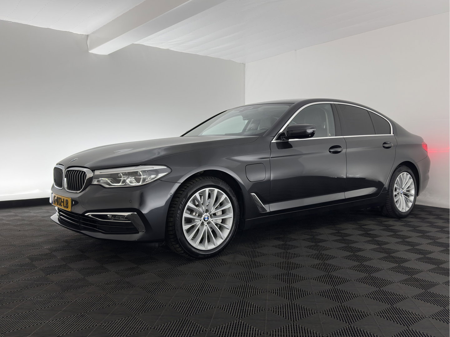 BMW 5 Serie 530e iPerformance eDrive Edition (INCL.BTW) Aut. *HEAD-UP | LUXURY-LEATHER | FULL-LED | SOFT-CLOSE | TOP-VIEW | MEMORY-PACK | DIGI-COCKPIT | NAVI-FULLMAP | HEATED-COMFORTSEATS | PRIVACY-GLASS | ECC | PDC | 18''ALU*