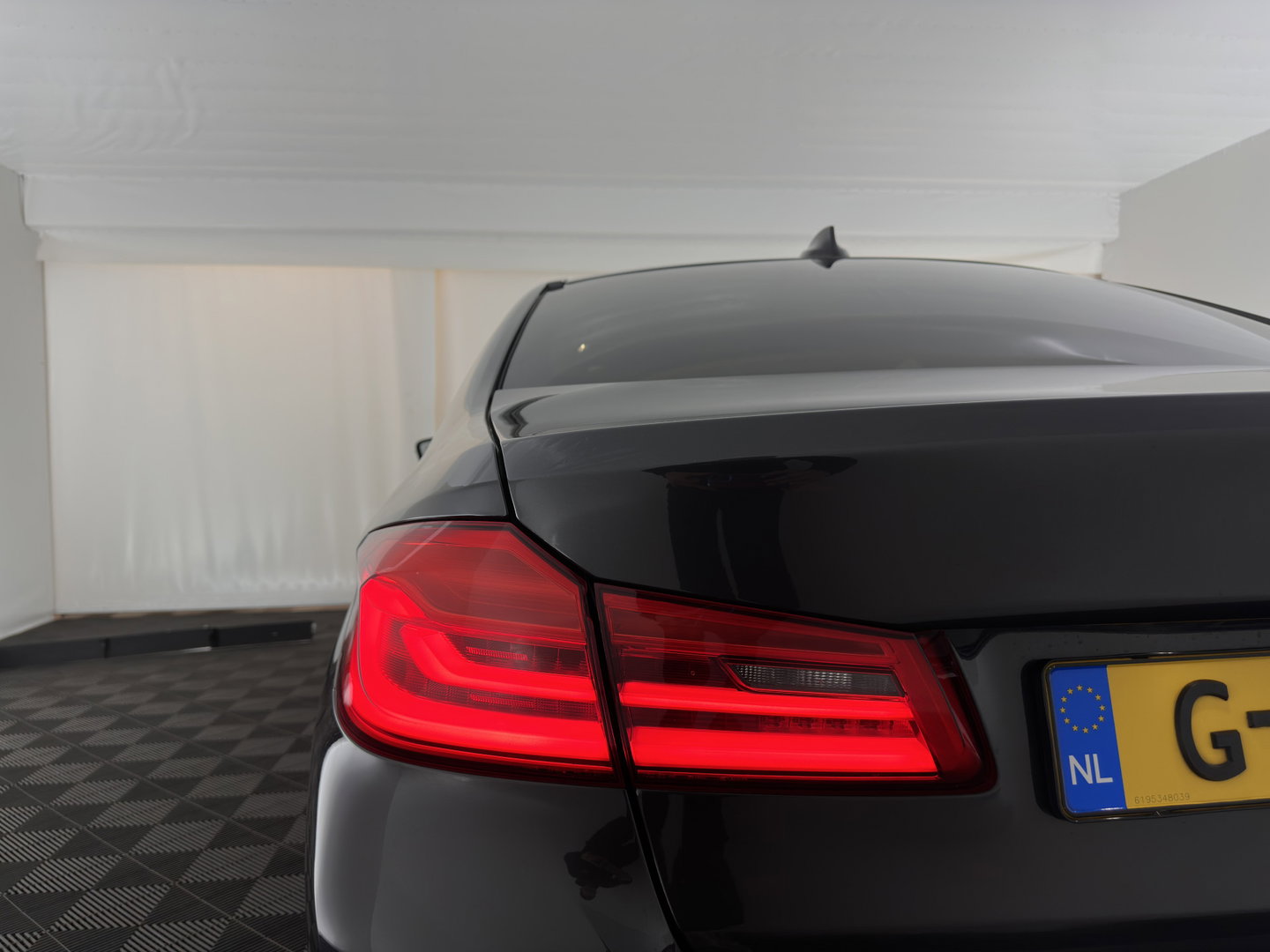 BMW 5 Serie 530e iPerformance eDrive Edition (INCL.BTW) Aut. *HEAD-UP | LUXURY-LEATHER | FULL-LED | SOFT-CLOSE | TOP-VIEW | MEMORY-PACK | DIGI-COCKPIT | NAVI-FULLMAP | HEATED-COMFORTSEATS | PRIVACY-GLASS | ECC | PDC | 18''ALU*