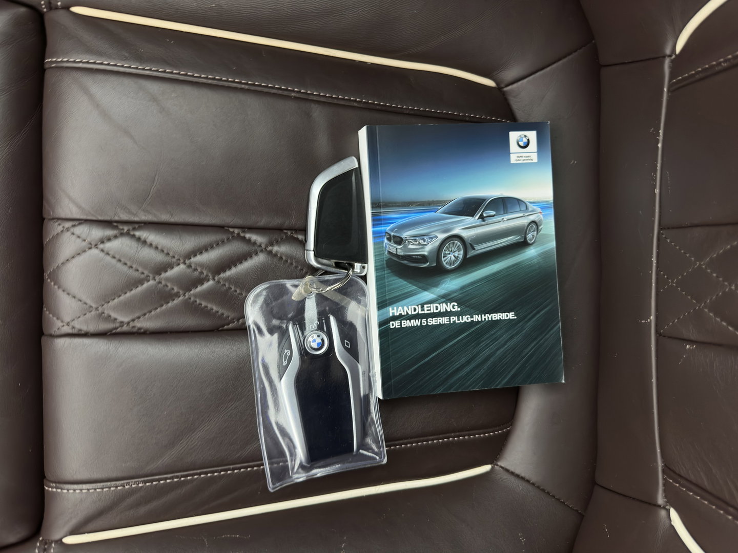 BMW 5 Serie 530e iPerformance eDrive Edition (INCL.BTW) Aut. *HEAD-UP | LUXURY-LEATHER | FULL-LED | SOFT-CLOSE | TOP-VIEW | MEMORY-PACK | DIGI-COCKPIT | NAVI-FULLMAP | HEATED-COMFORTSEATS | PRIVACY-GLASS | ECC | PDC | 18''ALU*