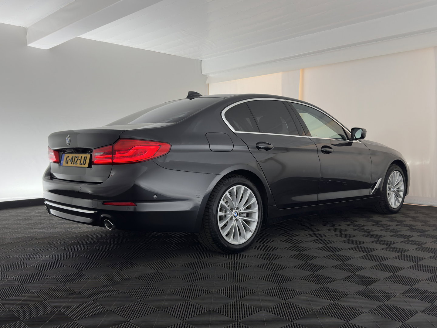 BMW 5 Serie 530e iPerformance eDrive Edition (INCL.BTW) Aut. *HEAD-UP | LUXURY-LEATHER | FULL-LED | SOFT-CLOSE | TOP-VIEW | MEMORY-PACK | DIGI-COCKPIT | NAVI-FULLMAP | HEATED-COMFORTSEATS | PRIVACY-GLASS | ECC | PDC | 18''ALU*