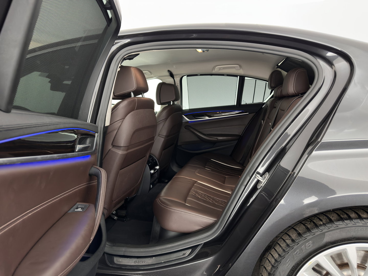 BMW 5 Serie 530e iPerformance eDrive Edition (INCL.BTW) Aut. *HEAD-UP | LUXURY-LEATHER | FULL-LED | SOFT-CLOSE | TOP-VIEW | MEMORY-PACK | DIGI-COCKPIT | NAVI-FULLMAP | HEATED-COMFORTSEATS | PRIVACY-GLASS | ECC | PDC | 18''ALU*