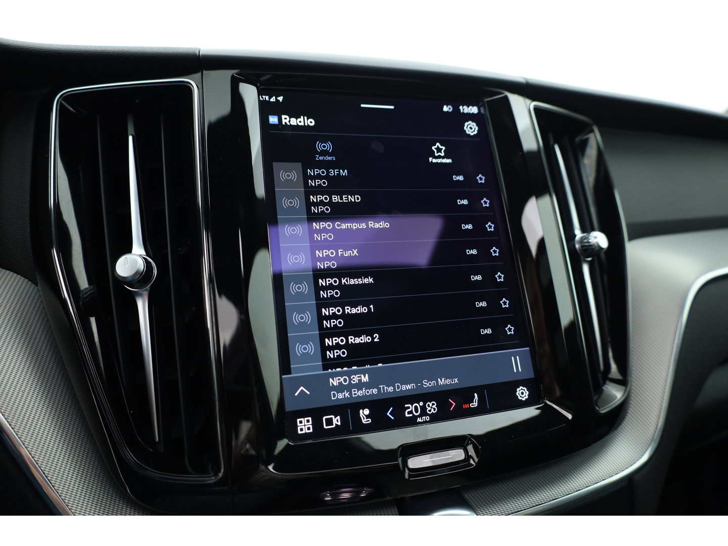 Volvo XC60 2.0 T6 Plug-in hybrid AWD Plus Dark SOH 97,7% | Pano | Memory Seats | Elek. Trekhaak | Camera | Stoel- Stuurverw. | 21'' | Pilot Assist
