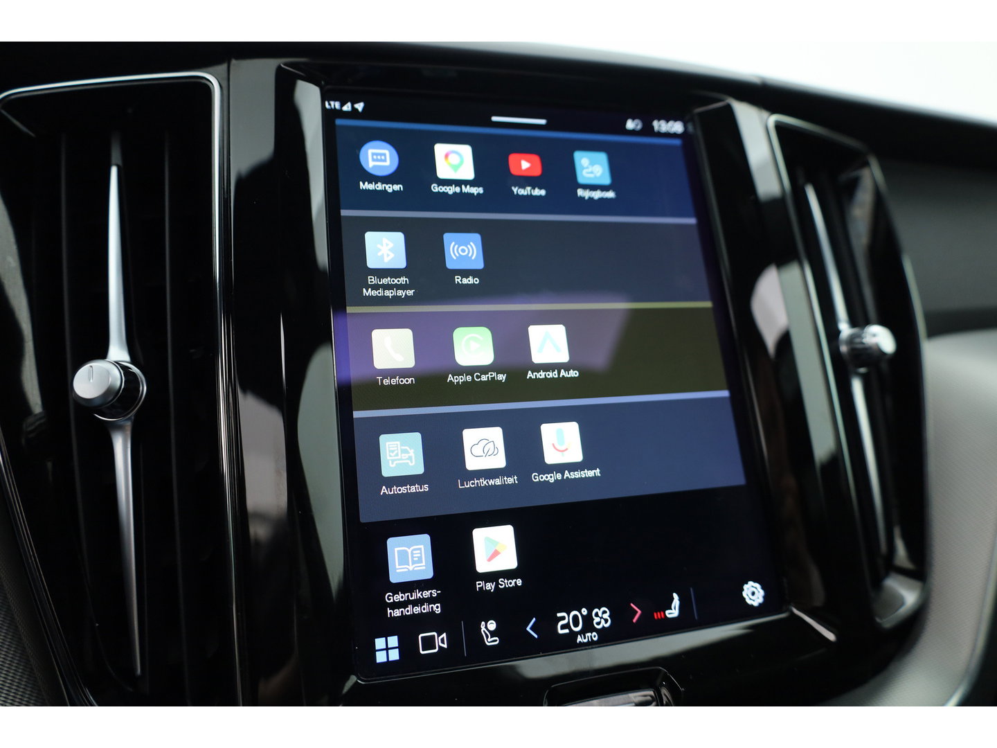 Volvo XC60 2.0 T6 Plug-in hybrid AWD Plus Dark SOH 97,7% | Pano | Memory Seats | Elek. Trekhaak | Camera | Stoel- Stuurverw. | 21'' | Pilot Assist