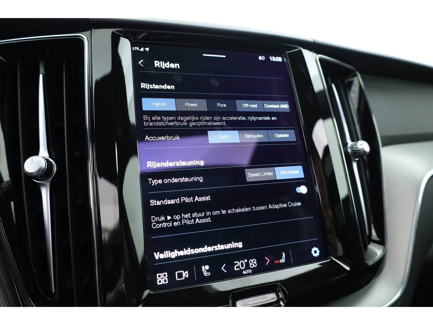 Volvo XC60 2.0 T6 Plug-in hybrid AWD Plus Dark SOH 97,7% | Pano | Memory Seats | Elek. Trekhaak | Camera | Stoel- Stuurverw. | 21'' | Pilot Assist