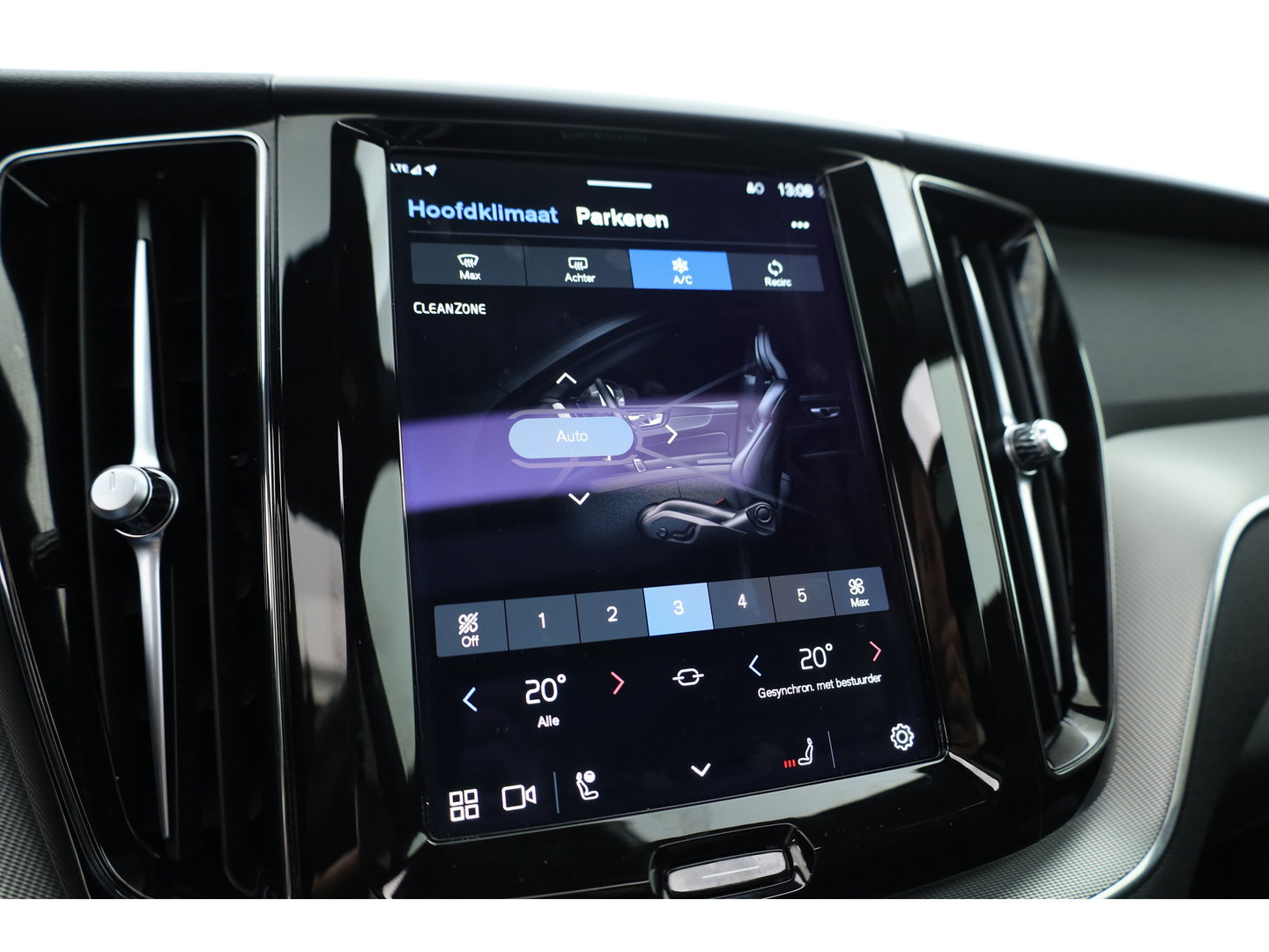 Volvo XC60 2.0 T6 Plug-in hybrid AWD Plus Dark SOH 97,7% | Pano | Memory Seats | Elek. Trekhaak | Camera | Stoel- Stuurverw. | 21'' | Pilot Assist