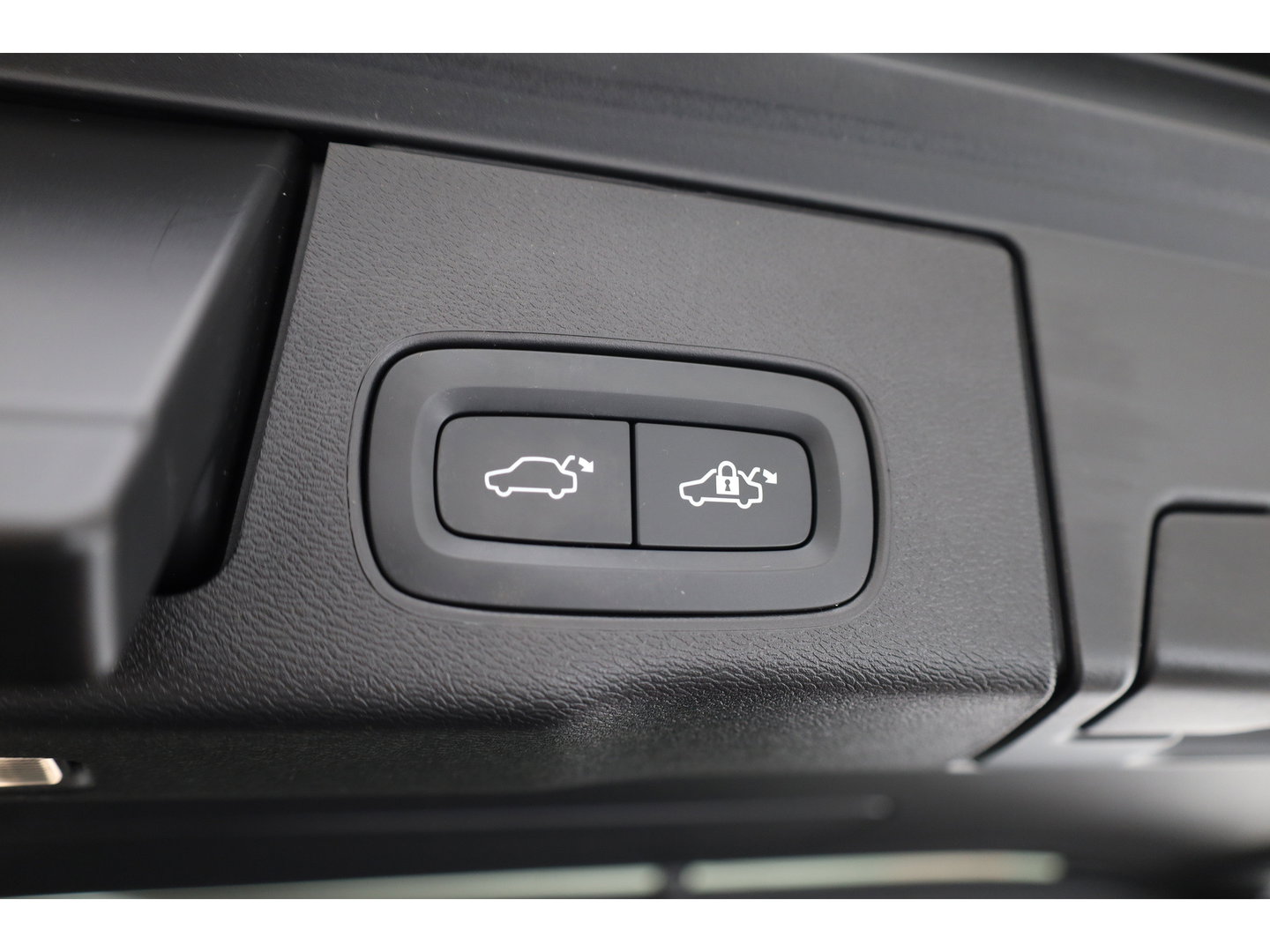 Volvo XC60 2.0 T6 Plug-in hybrid AWD Plus Dark SOH 97,7% | Pano | Memory Seats | Elek. Trekhaak | Camera | Stoel- Stuurverw. | 21'' | Pilot Assist