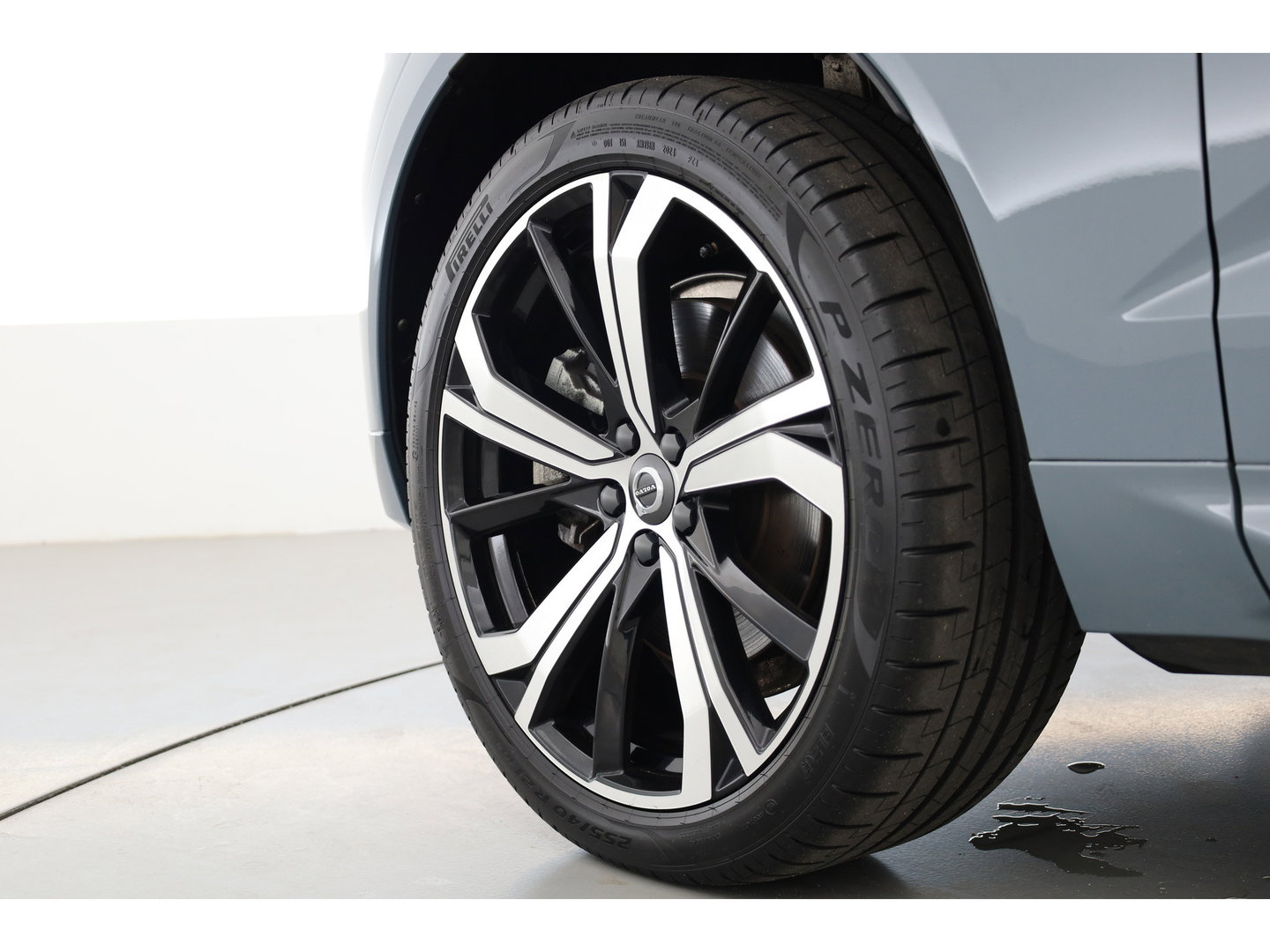 Volvo XC60 2.0 T6 Plug-in hybrid AWD Plus Dark SOH 97,7% | Pano | Memory Seats | Elek. Trekhaak | Camera | Stoel- Stuurverw. | 21'' | Pilot Assist