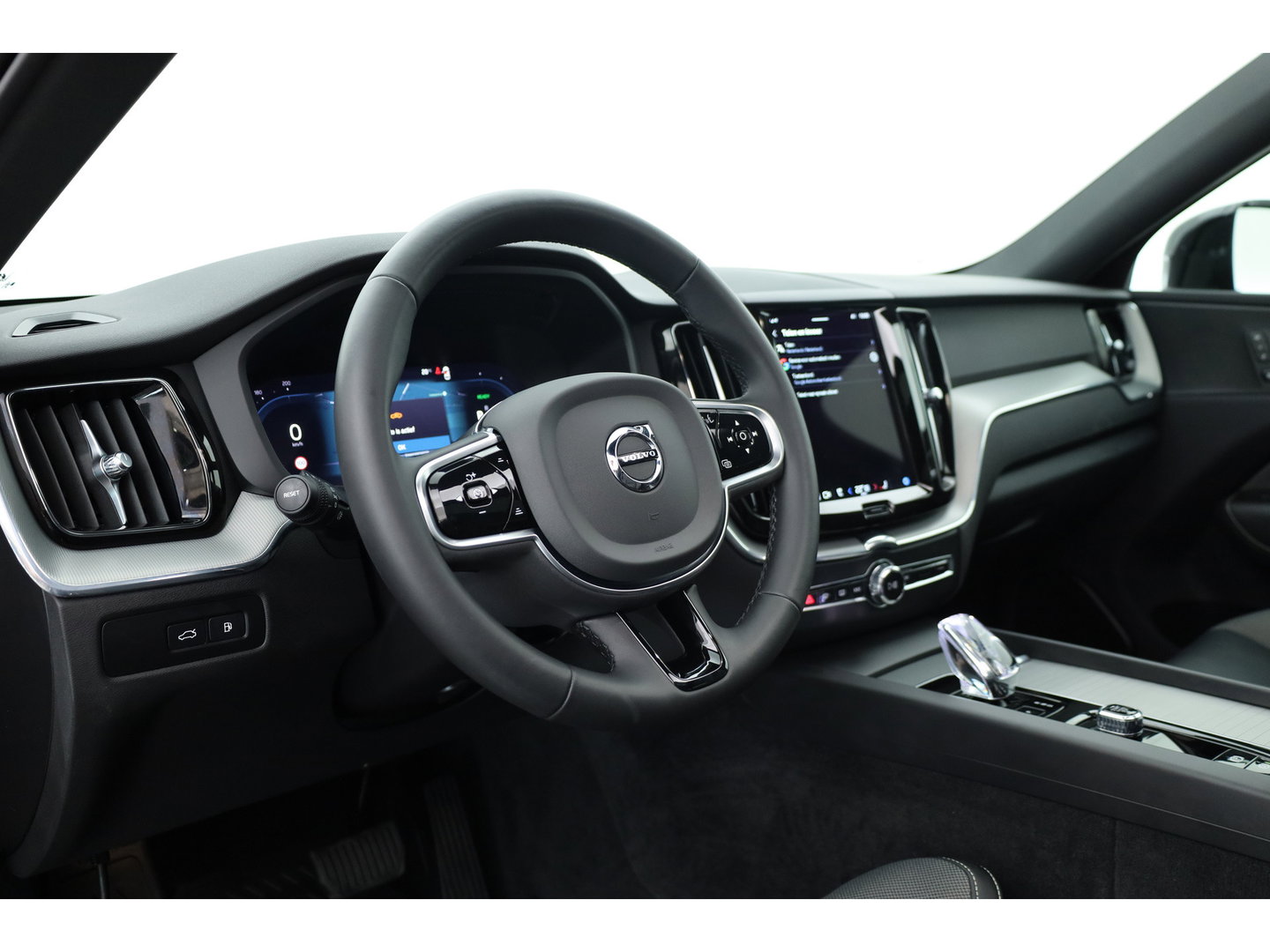 Volvo XC60 2.0 T6 Plug-in hybrid AWD Plus Dark SOH 97,7% | Pano | Memory Seats | Elek. Trekhaak | Camera | Stoel- Stuurverw. | 21'' | Pilot Assist