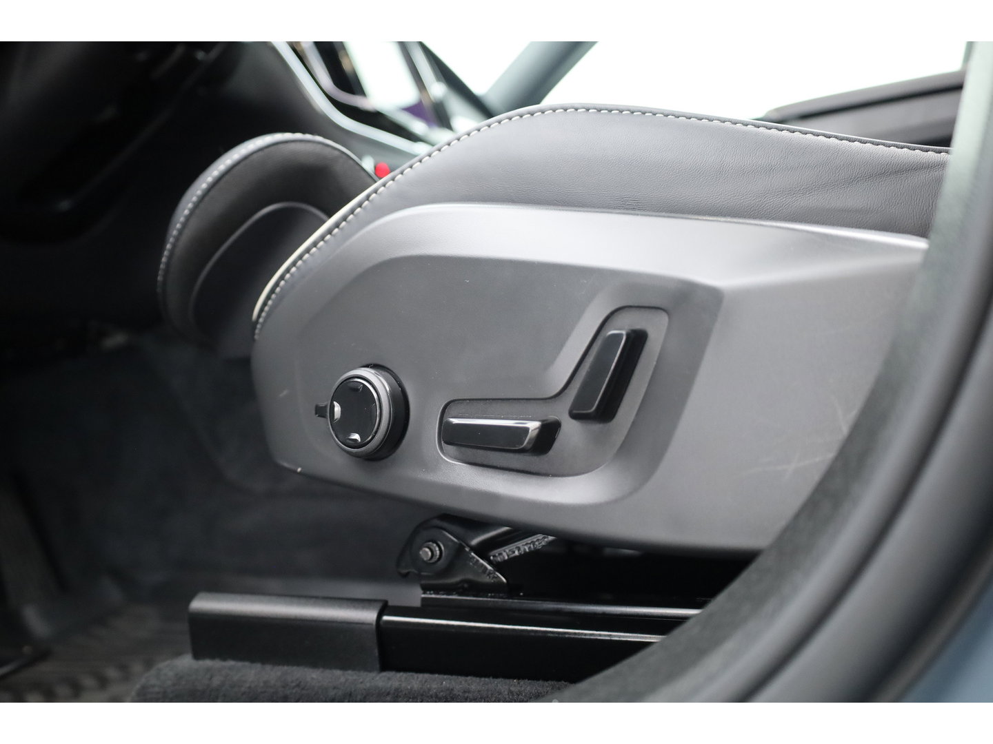Volvo XC60 2.0 T6 Plug-in hybrid AWD Plus Dark SOH 97,7% | Pano | Memory Seats | Elek. Trekhaak | Camera | Stoel- Stuurverw. | 21'' | Pilot Assist