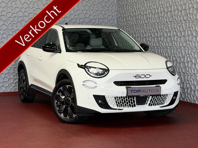 Fiat 600 - 1.2 HYBRID LA PRIMA LEER MASSAGE ELEK.STOEL CAMERA CARPLAY ADAP.CRUISE STOELVERW. ELEK.KLEP 18''LMV ✅ Top Auto Fiat Wijchen , 30 Jaar ervaring in Fiat , Wij leveren de : Icon / La Prima / Pop / Sport . Urban / Benzine / Hybrid . Met Fabrieksgarantie ✅