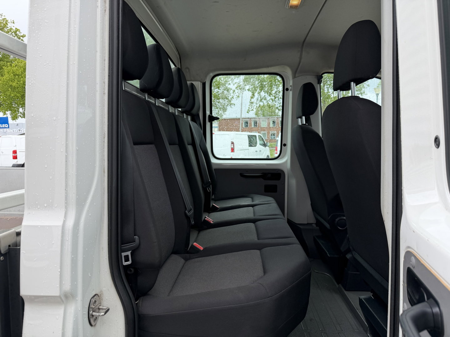 Volkswagen Crafter 35 2.0 TDI 177pk L3 EL DC 6 persoons Comfortline / RWD achterwielaandrijving / euro 6 / lease vanaf € / trekhaak 3500kg / camera / bpm vrij / vaste prijs rijklaar € 23.950 ex btw