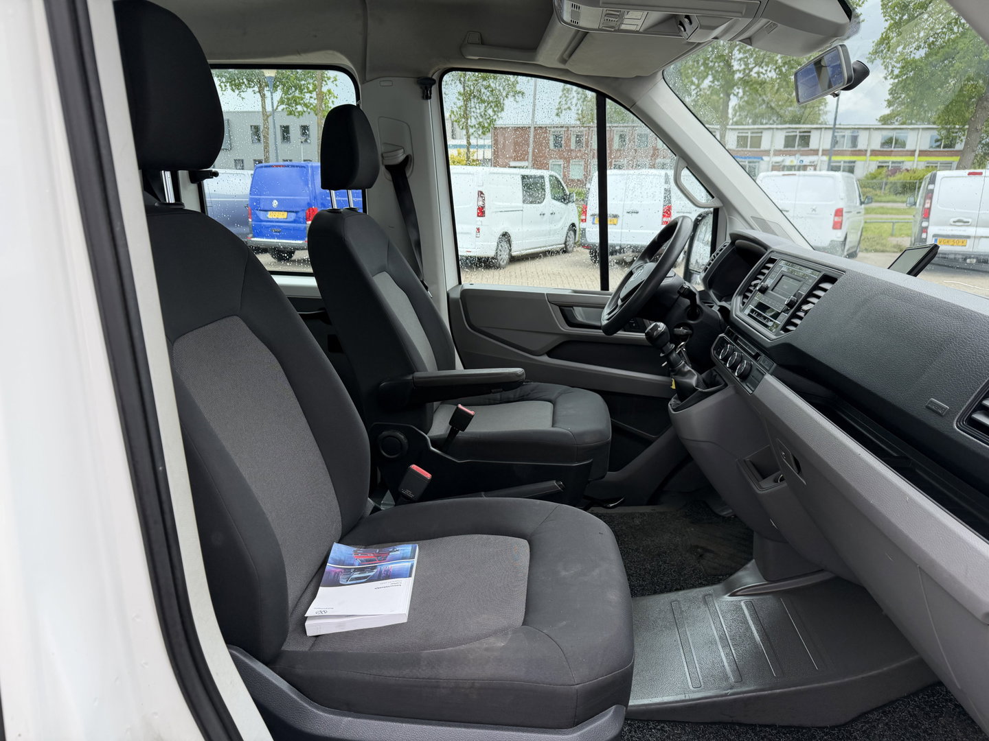 Volkswagen Crafter 35 2.0 TDI 177pk L3 EL DC 6 persoons Comfortline / RWD achterwielaandrijving / euro 6 / lease vanaf € / trekhaak 3500kg / camera / bpm vrij / vaste prijs rijklaar € 23.950 ex btw