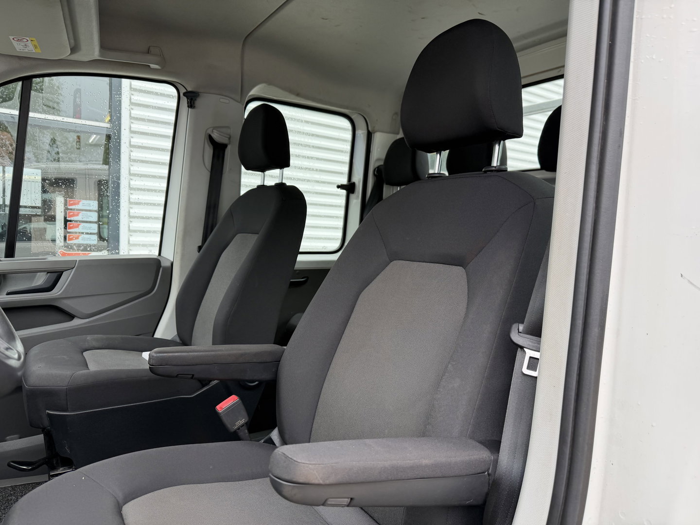 Volkswagen Crafter 35 2.0 TDI 177pk L3 EL DC 6 persoons Comfortline / RWD achterwielaandrijving / euro 6 / lease vanaf € / trekhaak 3500kg / camera / bpm vrij / vaste prijs rijklaar € 23.950 ex btw